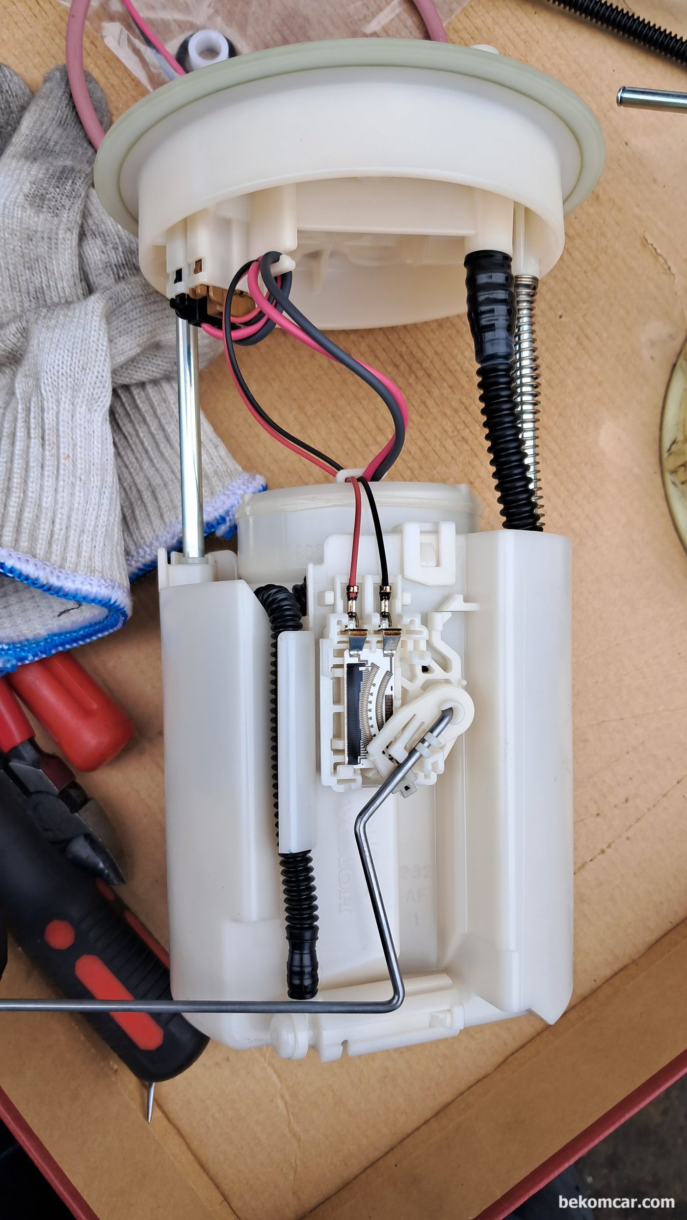 대부분의 차량에서 사용하는 형태의 연료펌프세트 이다. 펌프모터, 센딩유닛, 압력레귤레이터, 스트레이너, 체크밸브, 연료필터 등으로 구성되어 있다.|bekomcar.com