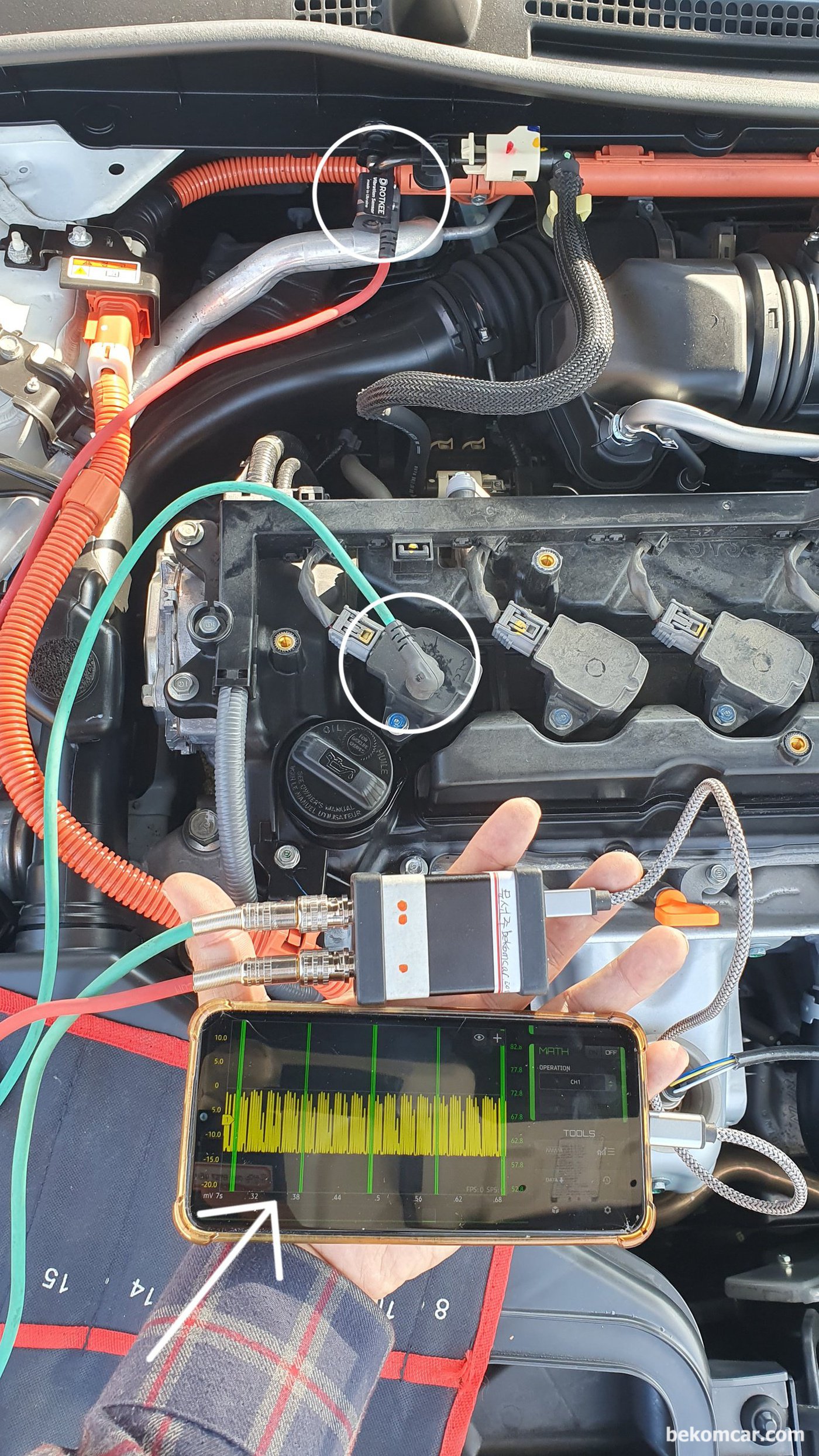 스코프와 진동센서를 이용하여 인젝터 상태를 점검하고 있다. 베콤카 중고차진단 차량은 2017년 혼다 어코드 하이브리드 9.5세대 2.0L 이다.|بيكومكار (bekomcar)