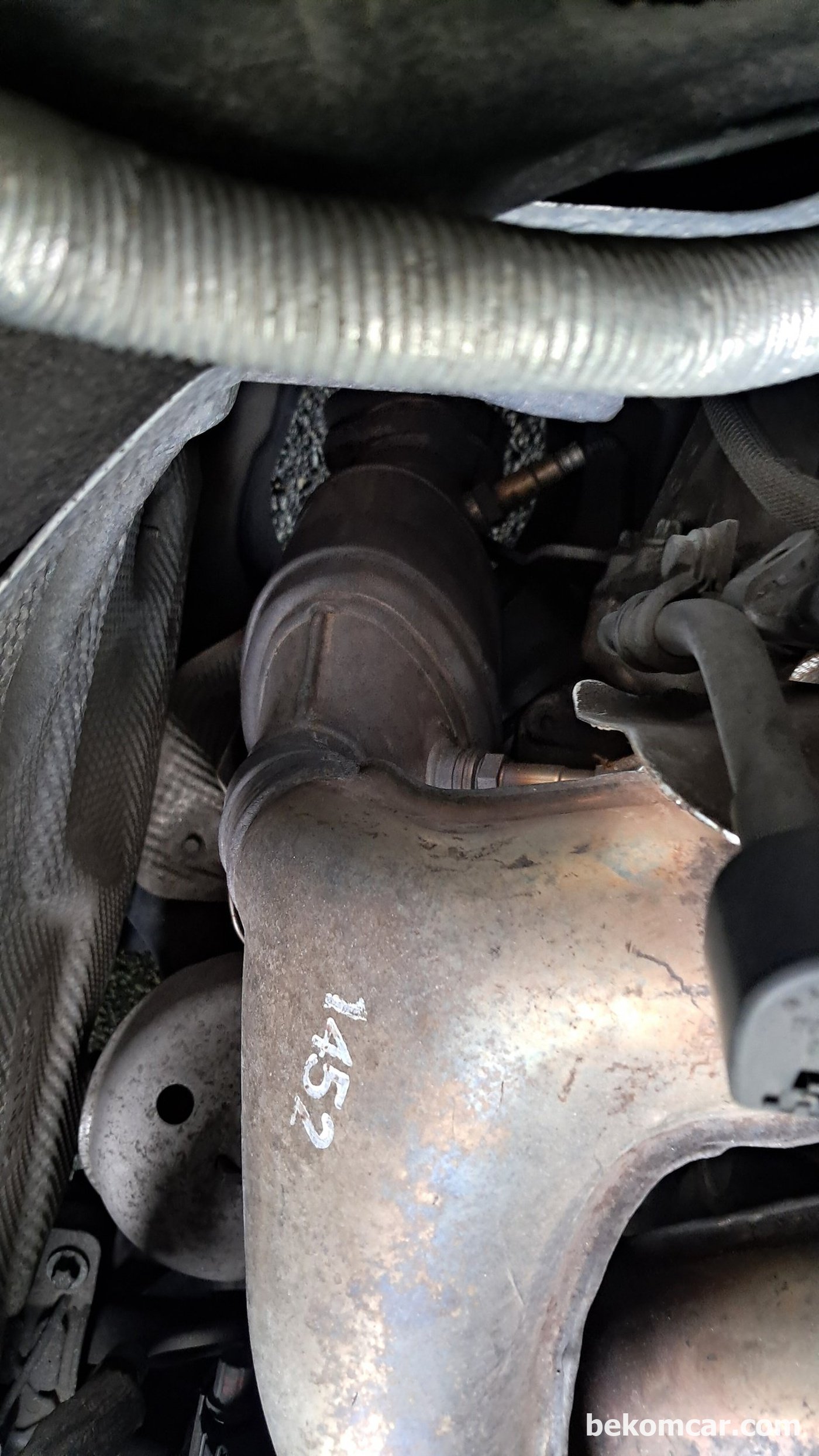 벤츠 E200K 산소센서1번, 촉매 그리고 산소센서 2번 위치이다. 연료혼합비 희박이나 농후등에 산소센서1번은 영향을 줄 수 있다. 점검시 위치를 참고한다.|بيكومكار (bekomcar)