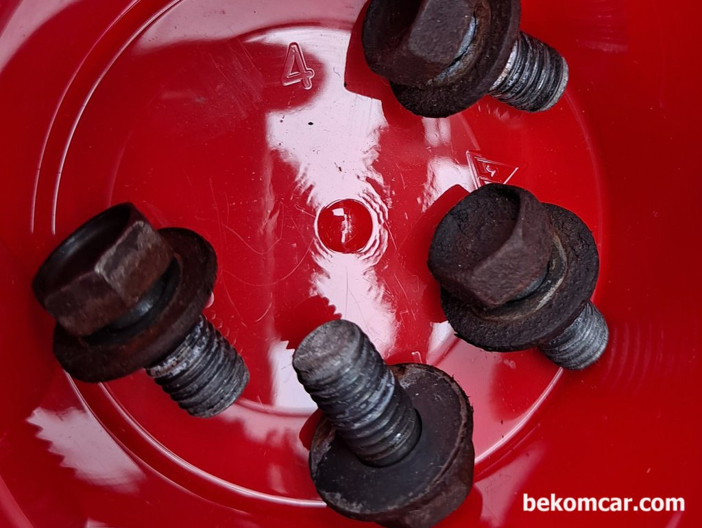 볼트 혹 부품의 녹 제거하는 방법중 하나가 녹 제거 스프레이 사용|bekomcar.com