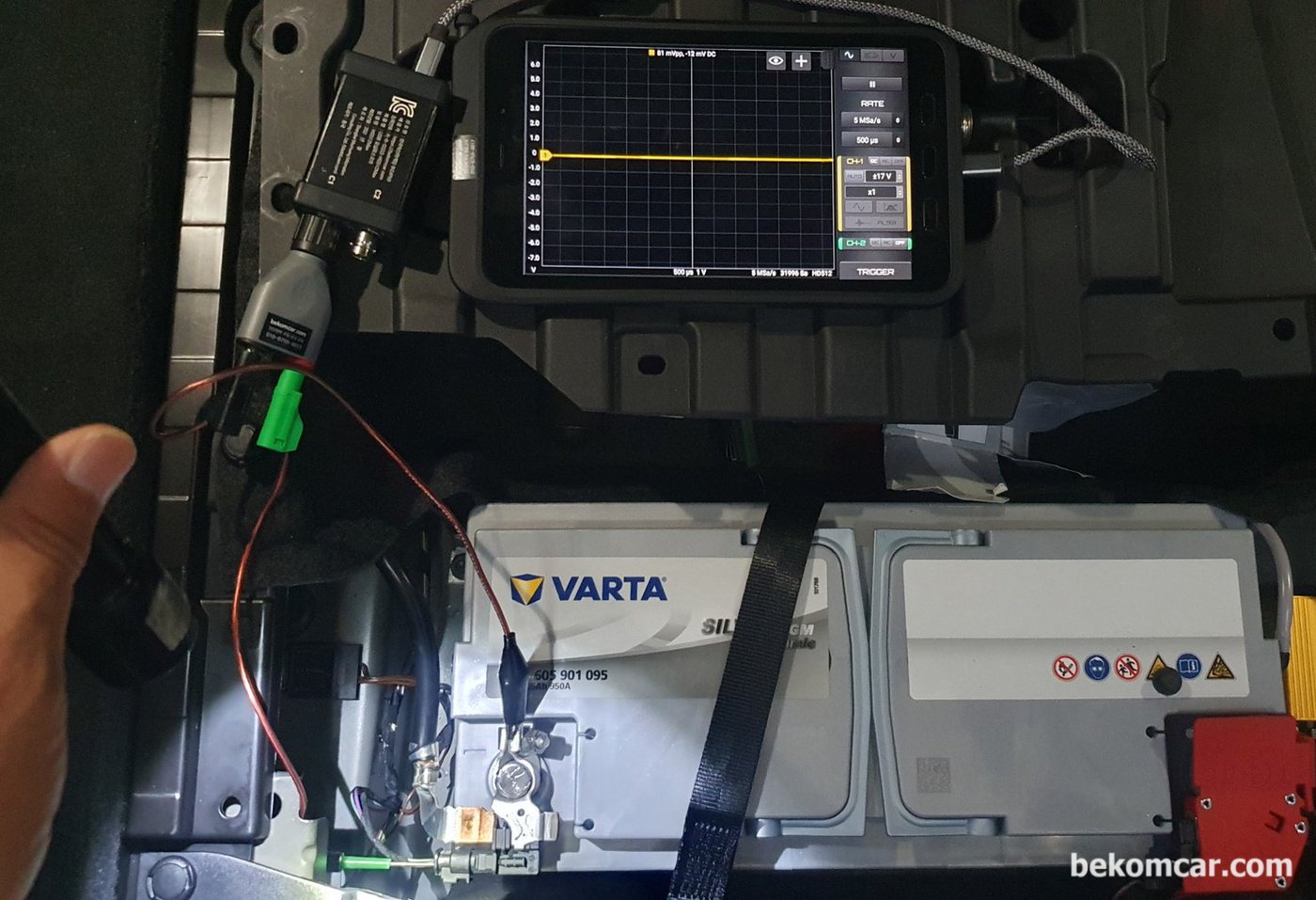 BATTERY IBS VIO WIRE SCOPE DATA 파형도 기록으로 남긴다. 그라운드는 배터리 마이너스 포스트에 연결되어 있다. 린통신 시그널은 GRY/GRN 이며 DME 1B 27번 GRY/GRN 으로 연결되어 있다.|بيكومكار  (bekomcar)