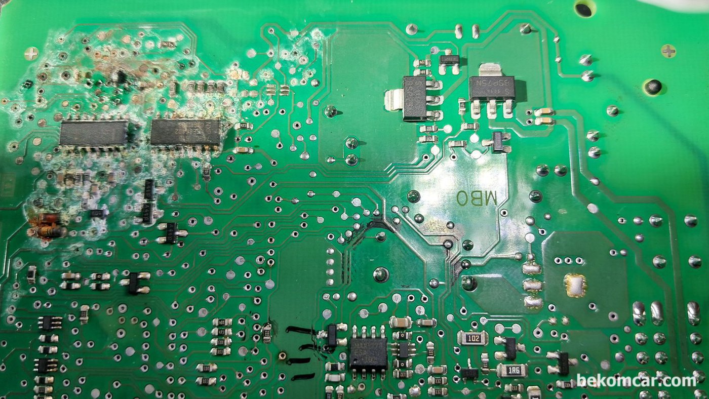 폭스바겐 3D0 909 137 F 5WK48505A KESSY 콘트롤 모듈이다. 폭스바겐, 벤틀리 그리고 포르쉐등의 시동콘트롤 기능을 한다. 수분침투로 PCB단락이 된것으로 추정된다. 시동불능으로 교환한 KEYSS 모듈의 PCB 이다,|bekomcar.com