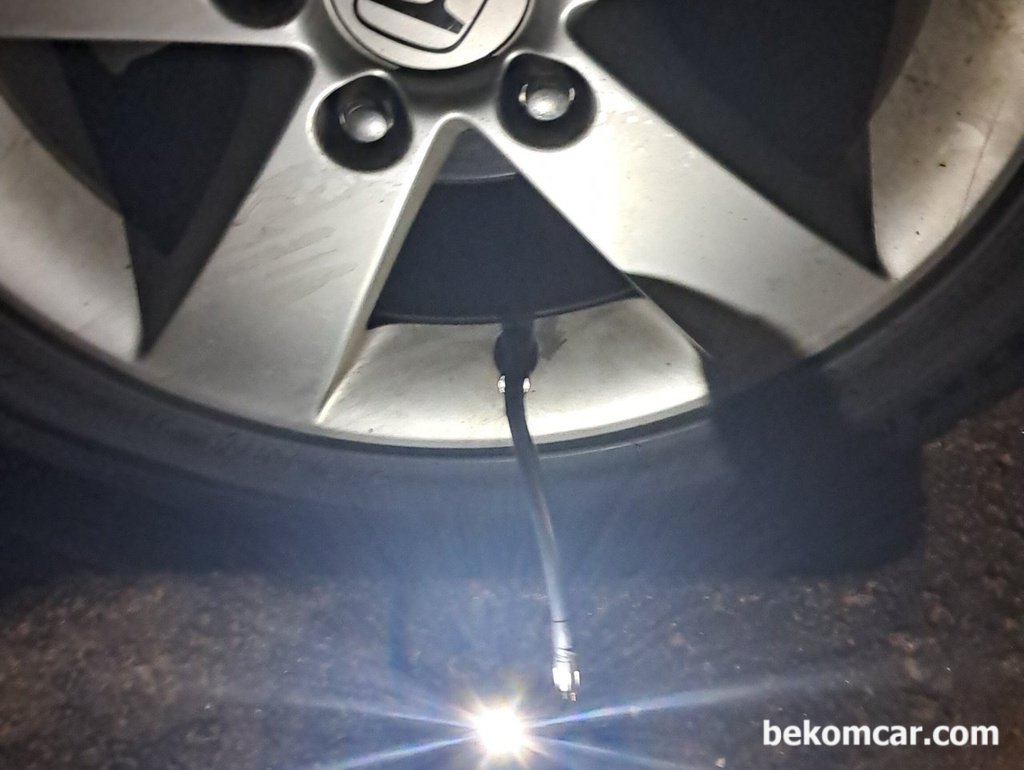혼다 시빅 1.8L 지렁이 펑크작업, 작은 스크류 2개가 타이어에 박혀있다|bekomcar.com