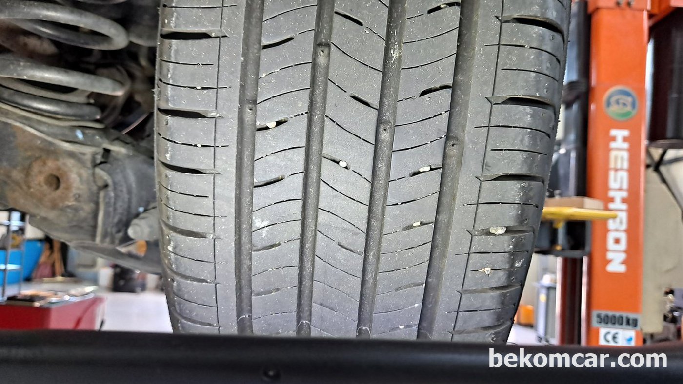 타이어는 모두다 생산연도가 4320으로 최근이고트레드 역시 많이남아 있다.그리고 골고루 타이어가 마모되어 서스펜션도 좋을듯 하다.|bekomcar.com