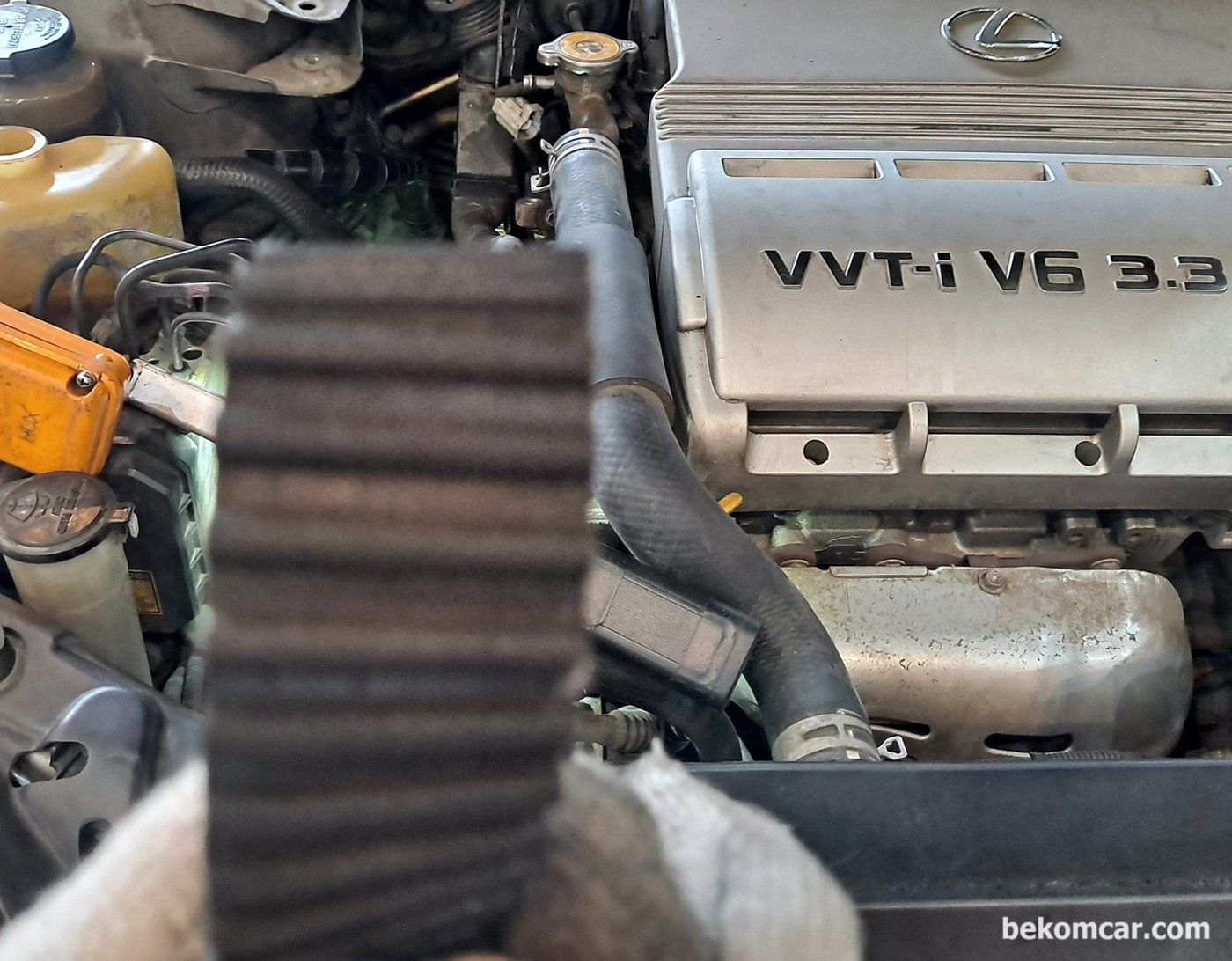 렉서스 ES330 타이밍벨트 교환시 순정 벨트의 상태검사 결과 상당히 좋다. 그래도 연식과 키로수를 감안하여 예방정비 측면에서 타이밍벨트를 교환한다.|베콤카 차량정밀진단