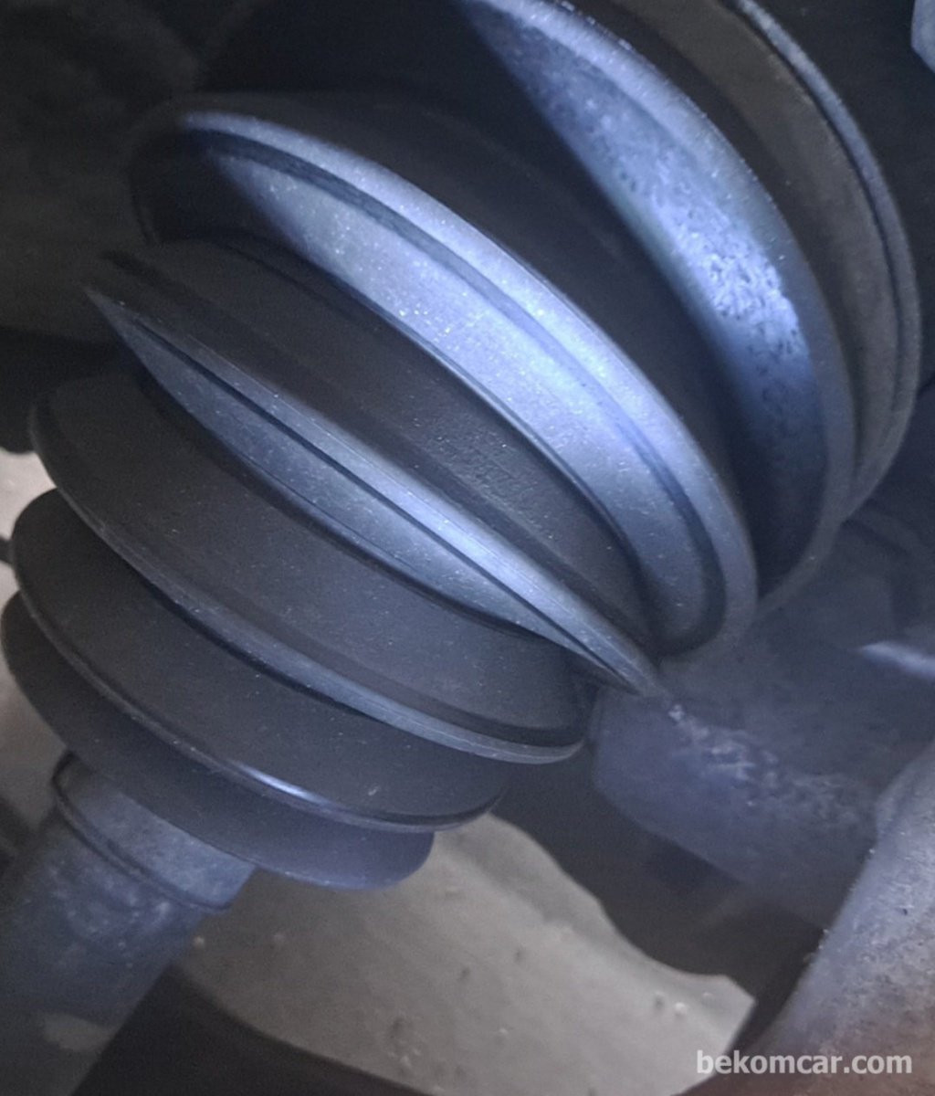 Used car inspection of CV axle boots grease leak and tear|bekomcar.com