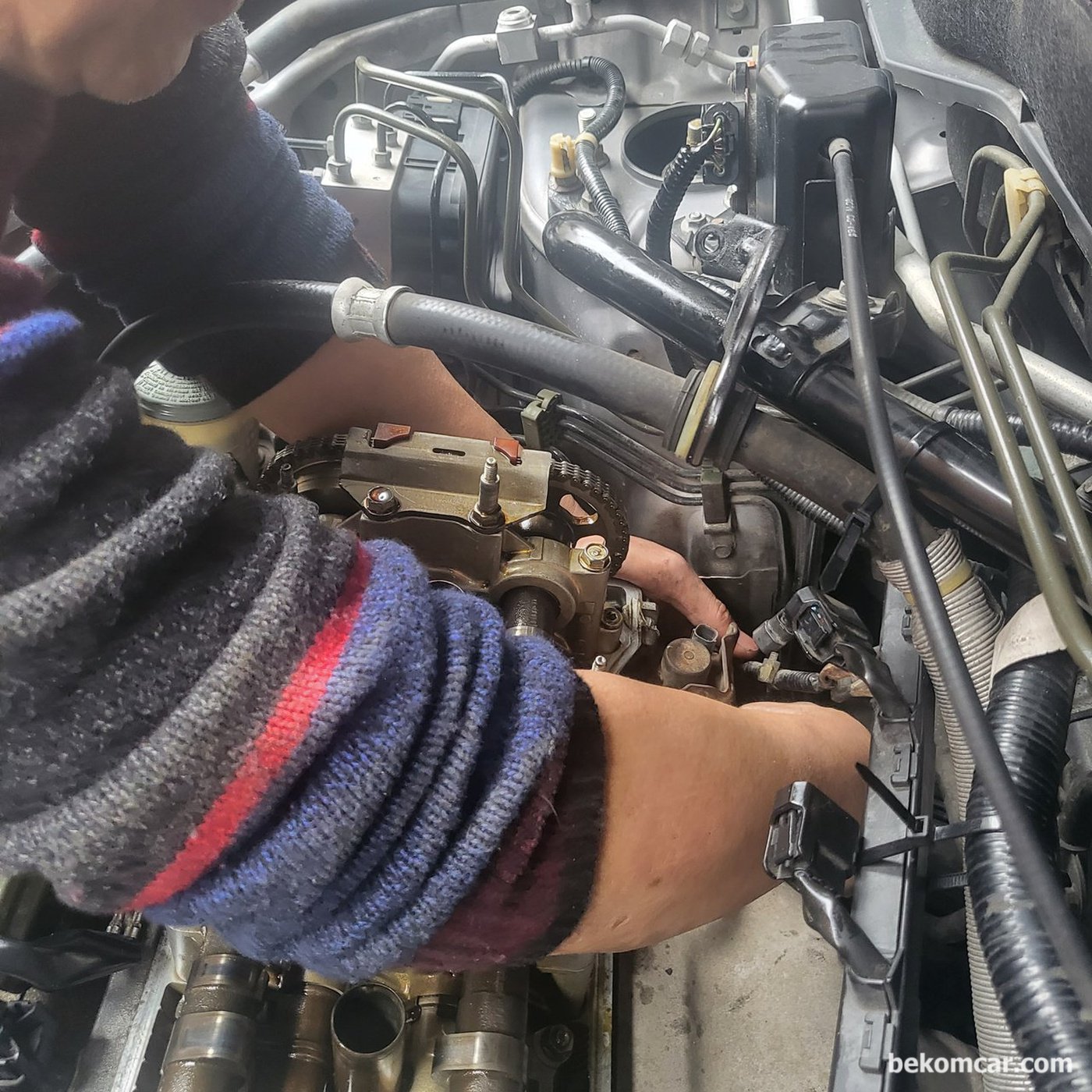 VTEC 스풀벨브 장착하는데 위치가 너무아래이기에 감각만으로 볼트를 조이는 과정이다.|베콤카 차량정밀진단