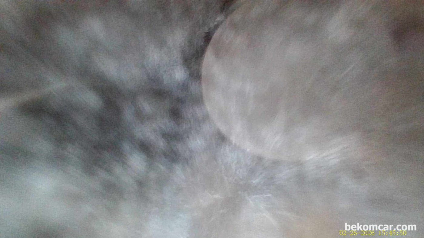 혼다 어코드 10세대 간헐적 시동 지연 내시경 검사 결과 기록으로 4번 실린더 흡기 밸브 2개 사이에 인젝트 분사노즐에서 휘발유 눈 바람이 불고 있다. 실제 보면 놀랄정도이다. 이런 경우는 흔하지 않다. 아침 첫 시동시 시동 지연이나 시동 불량등 원인이 되기에 충분한 환경이다.|ベコムカー (bekomcar)