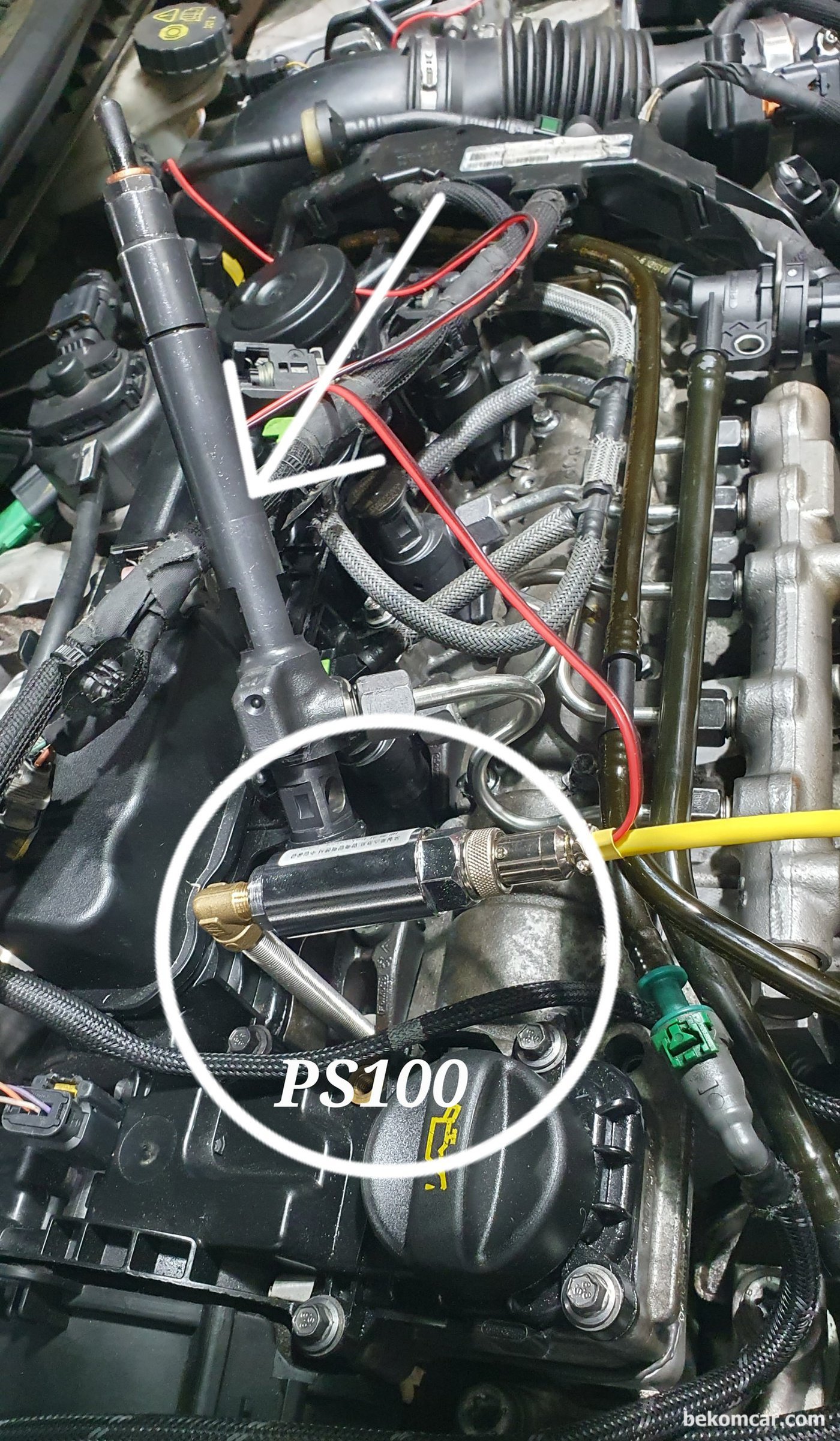 베콤카 워크샵중 실린더압축압력 파형을 위한 ROTKEE PS100 디젤엔진 실린더압력센서 세팅이다. 인젝터 자리에 PS100 실린더 압력센서를 장작한다. 측정차량은 심한 부조가 있는 2019년 푸조 508 2.0HDI 차량이다|ベコムカー (bekomcar)