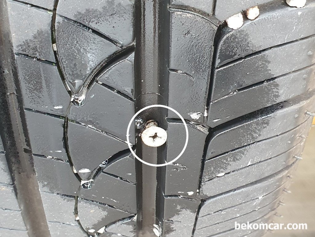 기아 모닝차량, 타이어에 박힌 못, 타이어 공기압이 계속 뜨는 이유가 있었다|bekomcar.com