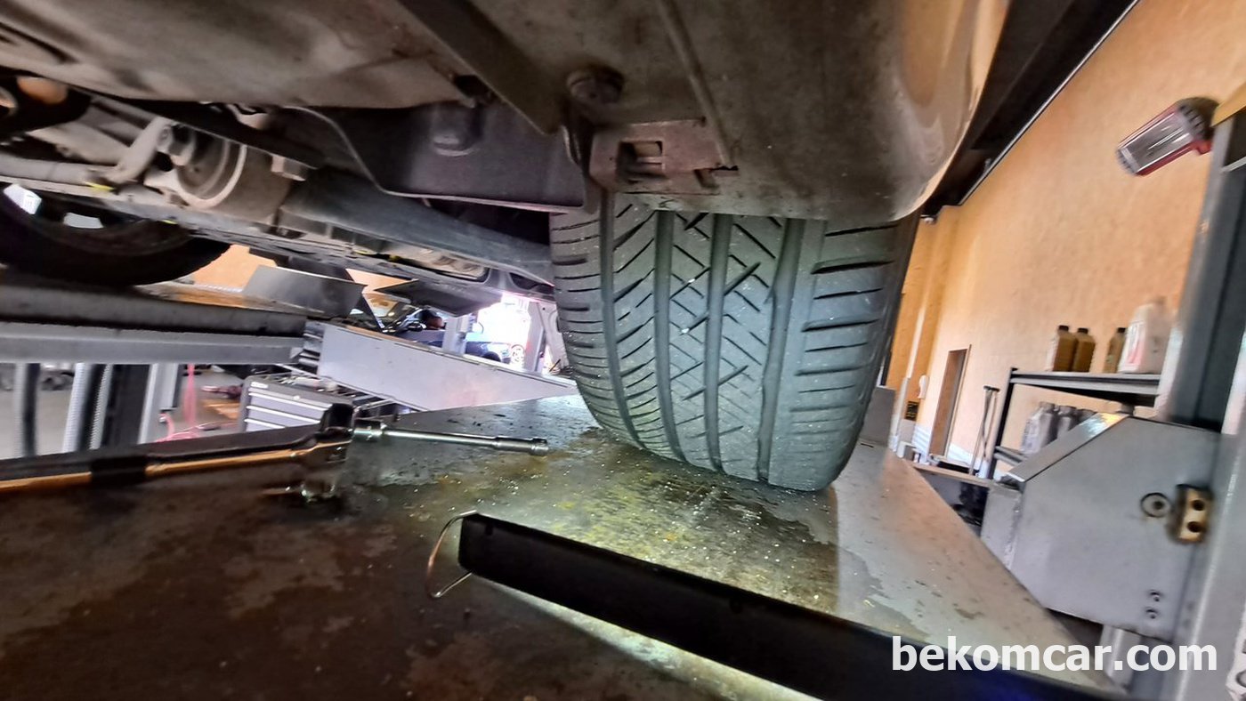 타이어 마모도 상태, 생산연도, 압력, 크랙, 못등 박힌곳 등 전첵적인 타이어 점검|ベコムカー (bekomcar)