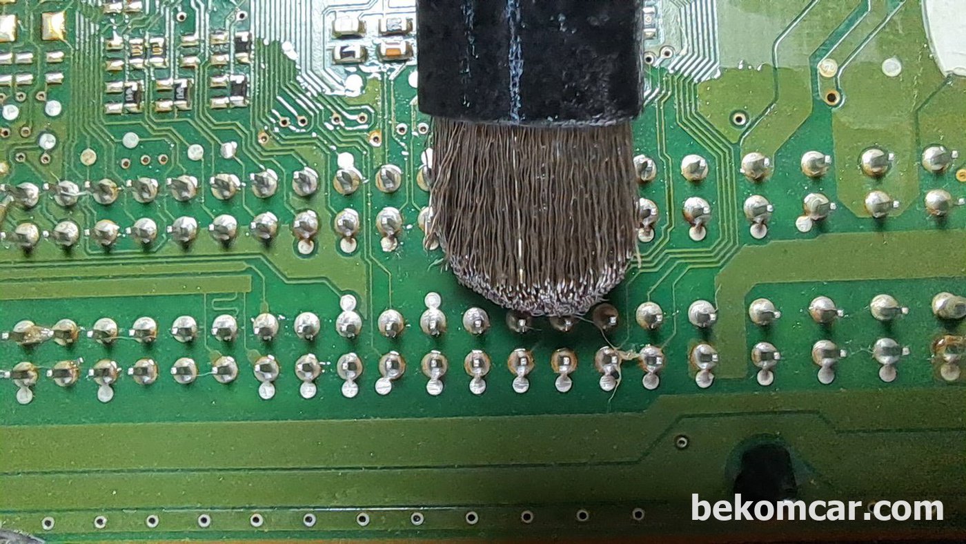 ME9.7 ECU PCB 납땜 부분에 엔진오일로 추정되는 유분기 크리닝 과정이다. 단락의 원인이 되는것으로 분석된다.|bekomcar.com