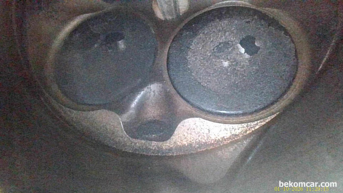 수원중고자동차 매매단지 SK V1에서 현대자동차 아반테 AD 2017년 1.6L GDI 엔진 중고차구매 점검 기록. 실린더 1번부터 4번까지 내시경 검사결과 3번 실린더를 제외하고는 상태가 좋은편이다. 해치마크가 여전히 선명하게 확인되며 연수 와 키로수에 비하면 카본이 많은편이 아니다. 밸브쪽 내시경 사진이다|贝科姆汽车 (bekomcar)