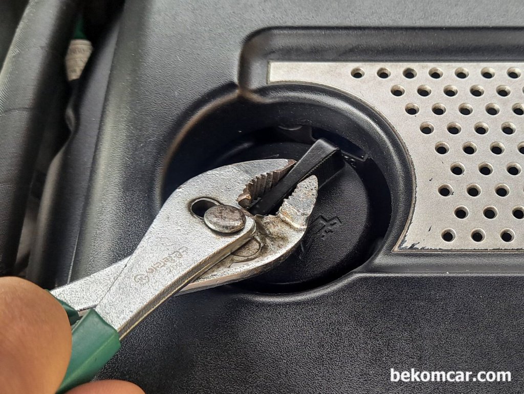 엔진오일 캡 열때 힘들지 않게 하는 방법|bekomcar.com