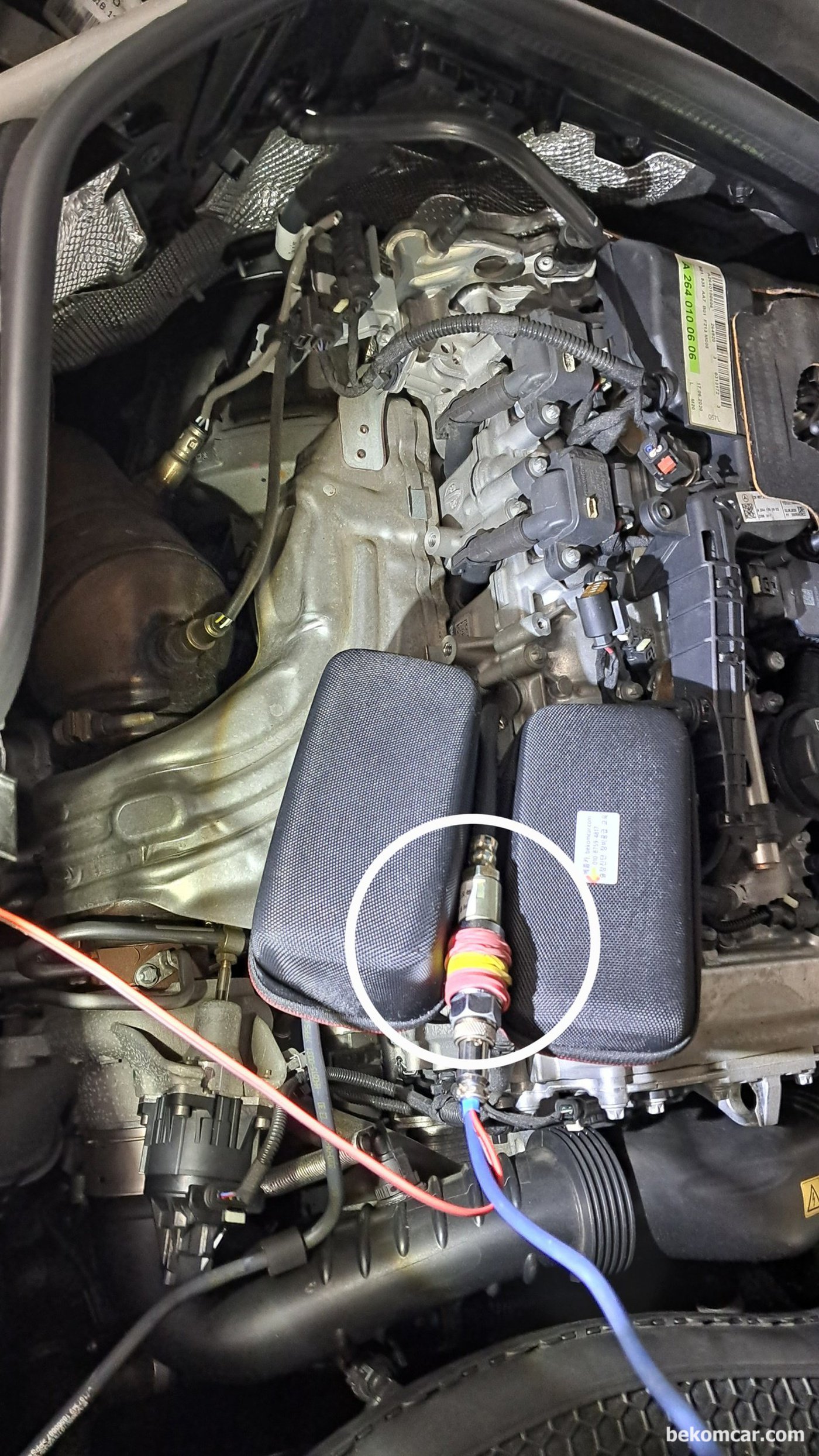 벤츠 W213 E350 실린더압축압력 측정을 위하여 실린더2번에 압축센서를 설치하고 있다. 이 엔진은 점화플러그 소켓구멍이 너무 타이트하니 14mm 아답터 사용시 주의한다. 안에서 끼이면 탈거하기 괴롭다.|ベコムカー (bekomcar)