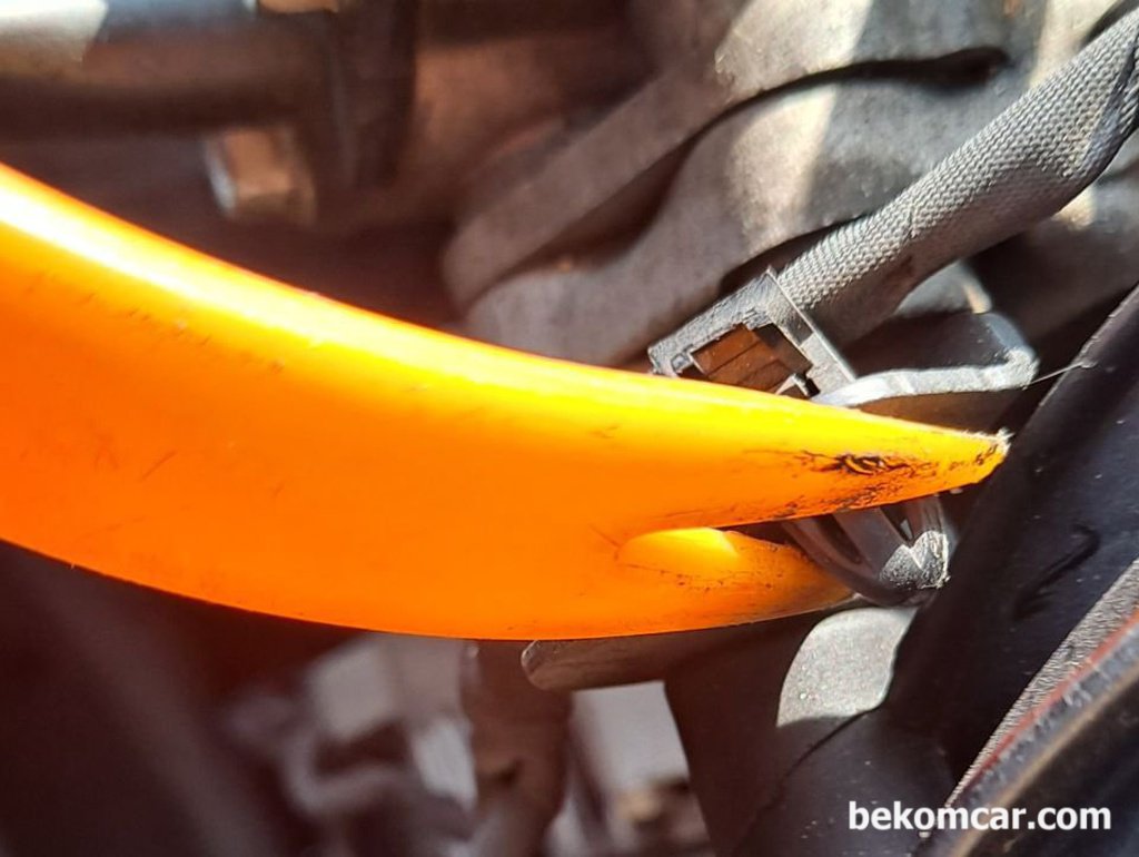 Plastic fastner clip removal, easy with trim tool|bekomcar.com