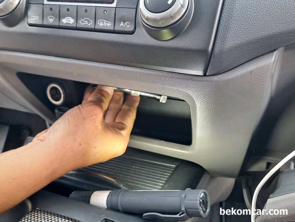 2008 Honda Civic removal of radio unit|bekomcar.com