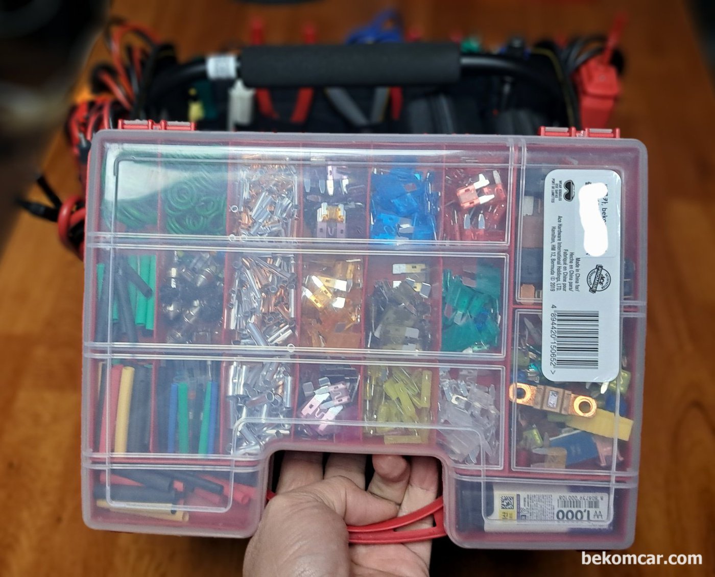 반대편에는 휴즈, 크림핑 튜브, 수축튜브, O링, 릴레시 등 이 있다. 모두다 필요한 부품들이다.|بيكومكار  (bekomcar)