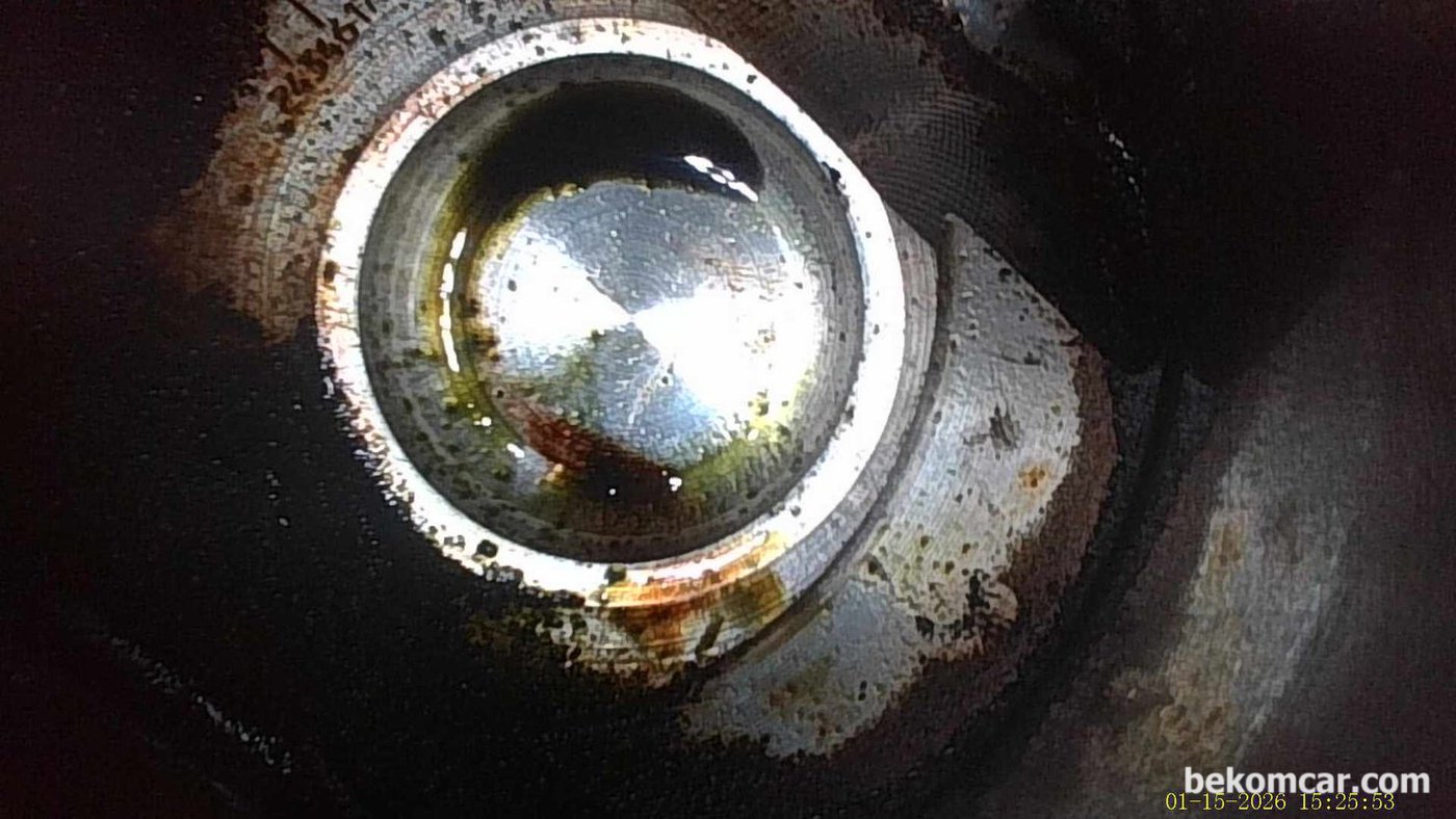 2026.1.16 일 내시경검사 사진이다. 4개 실린더 전 부 다 피스톤 헤드에 있는 액체가 비슷하게 발견되었다. 오늘 실린더 내시경 검사와는 완전히 다르다. 그사이 변화는 인젝터 교환이다. 비교자료 기록이다.|bekomcar.com