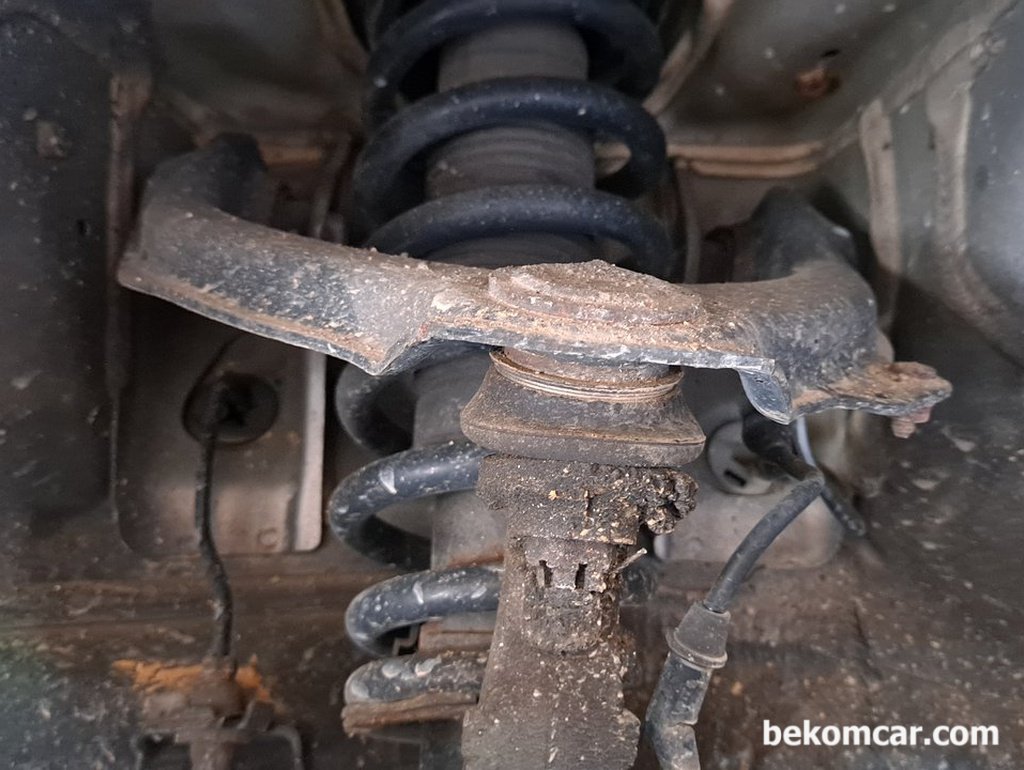 북미버전 어코드 7세대는 맥퍼슨이 아니라 더블위시본이다.|bekomcar.com