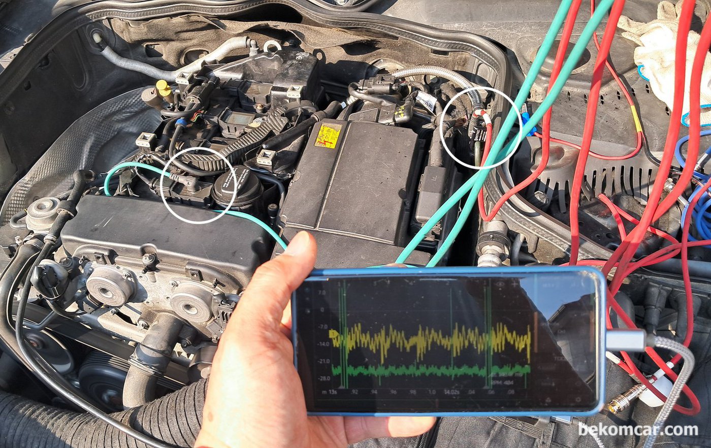 벤츠 W211 E200K 실화증상 관련 인젝터 분사량 파형측정 환경이다. 스코프는 HS512Max 그리고 인젝터 맥동센서는 ROTKEE VS센서 이다. 둘 다 베콤카에서 국내 대리점으로 수입 공급하고 있다.|بيكومكار  (bekomcar)