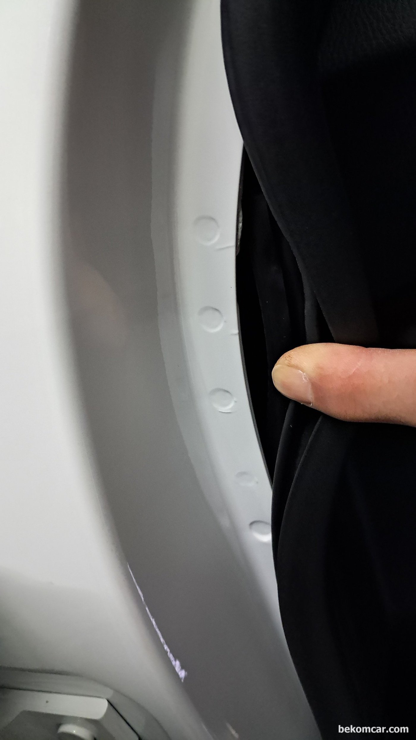 벤츠 W213 E350 2021 중고차 구매전 점검 기록마무리 한다. 엔진룸 프레임 등 사고흔적도 재 확인한다. 출하당시 스폿 용접흔적이 그대로이다.|贝科姆汽车 (bekomcar)