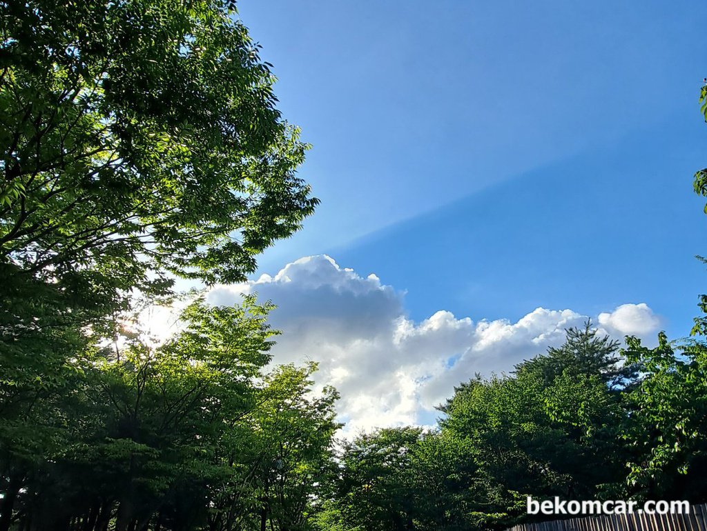 호수공원 조깅하기전, 비가 온 다음에 참 맑은 하늘이다|bekomcar.com