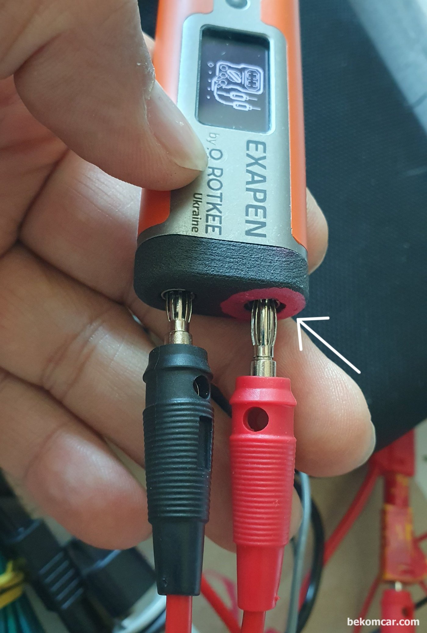 ROTKEE ExaPen 엑사펜은 파워 그라운드 전기는 4mm 바나나 잭으로 연결된다. + 표시가 잘 안보여 마킹펜으로 파워 플러스 빨간색 표시해둔다. 현장에서 정신없어 혹시나 플러스 마이너스 해갈릴수 있기때문이다.|贝科姆汽车 (bekomcar)