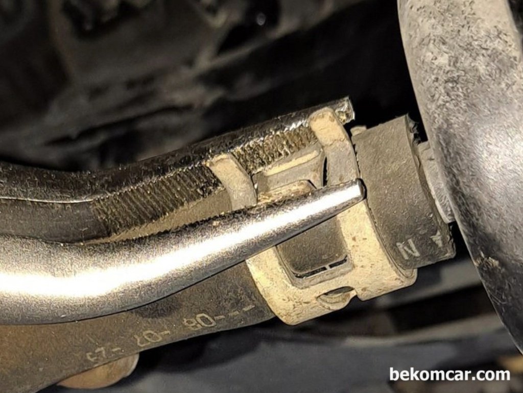 Disconnecting 2008 Civic SI ATF filter clamp using long nose plier|bekomcar.com