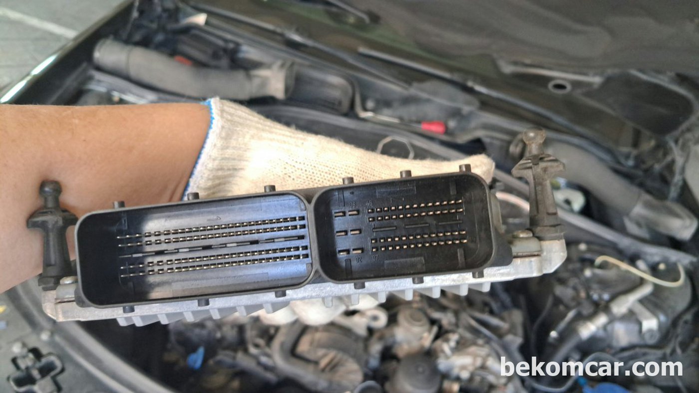 벤츠 S 클래스 S550 엔진컴퓨터 ECU 분리하여 터미널 신호가 간헐적으로 끊기는 현상이다.|贝科姆汽车 (bekomcar)