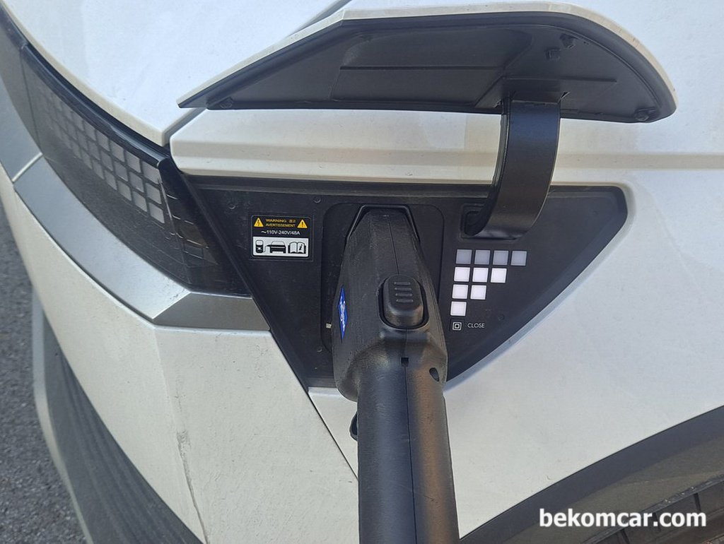 전기차 충전하는 모습, LED로 충전표시|بيكومكار (bekomcar)