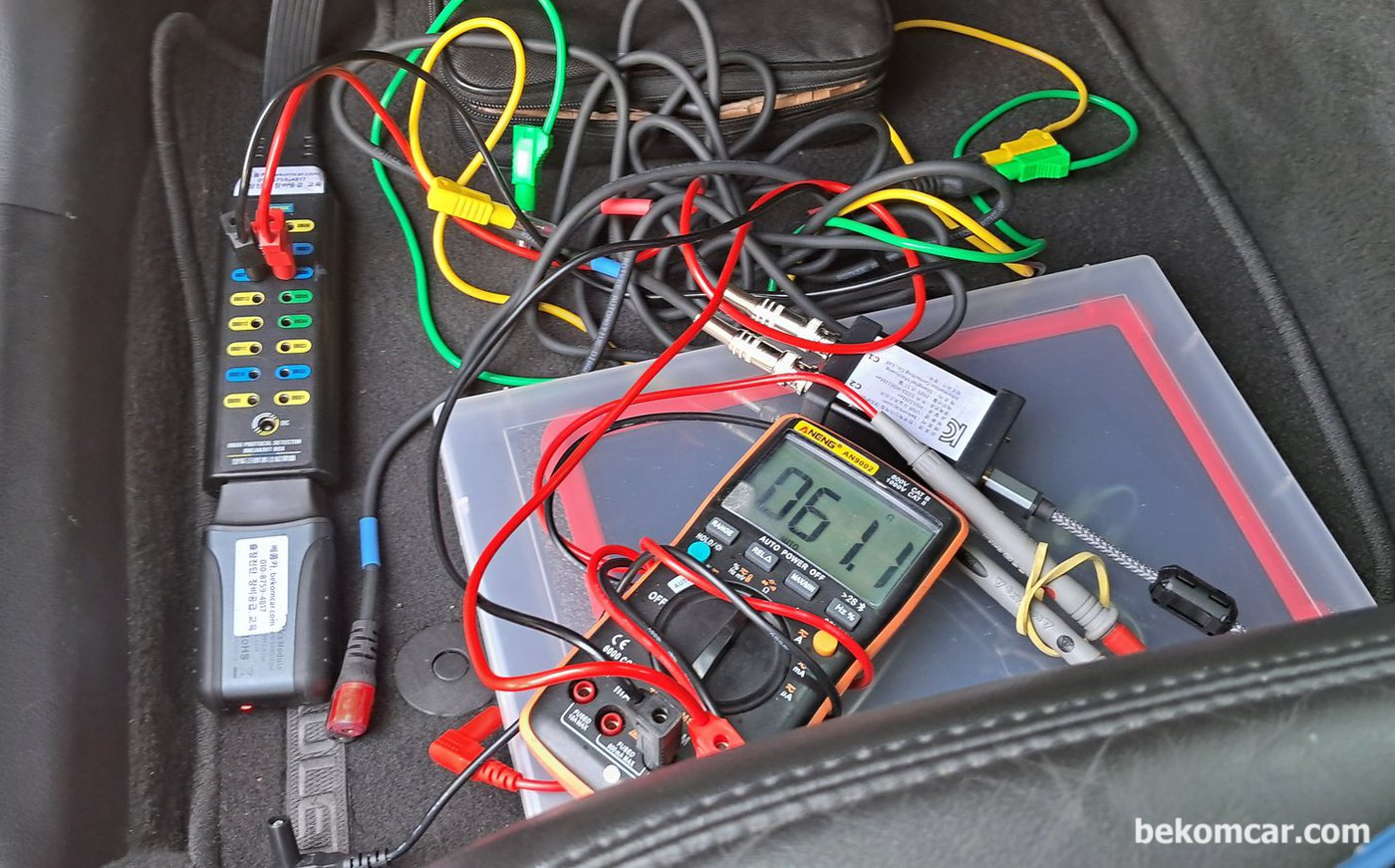 GM대우 알페온 2014년 직렬 캔 통신 (Serial GMLAN) 고장코드 진단과정, 종단저항 확인하기. 약 60옴 정도로 양쪽 끝단의 ECU 종단저항은 정상이다.|bekomcar.com