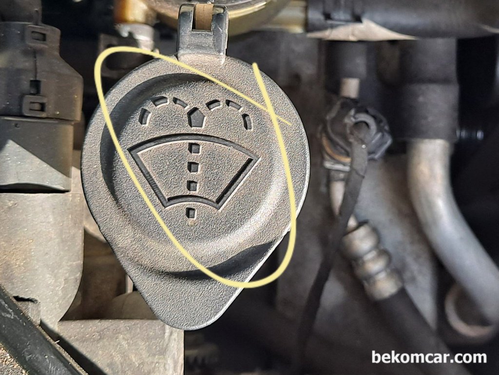 The windshield washer fluid cap has water fountain marking|bekomcar.com