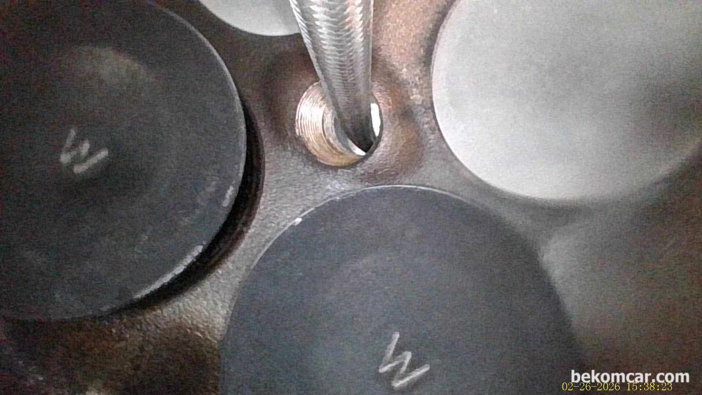 1번부터 3번까지의 밸브부분 은 대부분 이렇게 비슷하 상태이다. 하지만 전체적으로 카본이 매우 적고 깨끗하다. 4번 실린더의 눈바람 몰아치는 환경과는 많이 다르다. 혼다 어코드 10세대 간헐적 시동 지연 내시경 검사 이다.|ベコムカー (bekomcar)