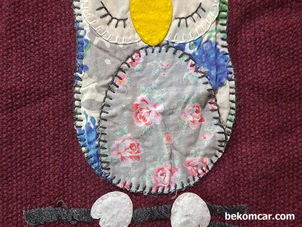 행복해 보이는 부엉이가 있다. 무슨 생각을 하고 있다|bekomcar.com