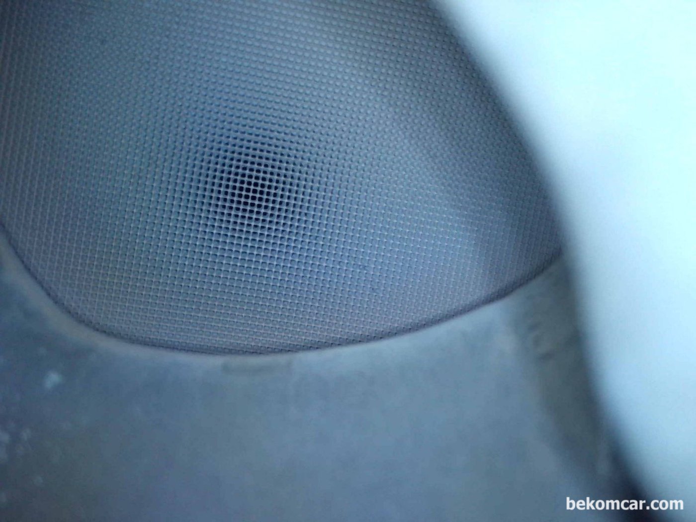 혼다 파일럿 촉매고장 코드 P0420 내시경으로 보는 오염된 촉매 표면이다.|بيكومكار (bekomcar)