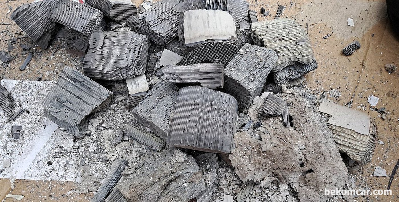 촉매가 녹아내리고 고열로 부서진 경우이다. 이런경우 90%이상은 엔진경고등이 깜박거리는데도 계속운행하는 경우이다. 엔진체크등이 깜박이면 심각한 엔진경고등 이 되는것이다.|بيكومكار  (bekomcar)