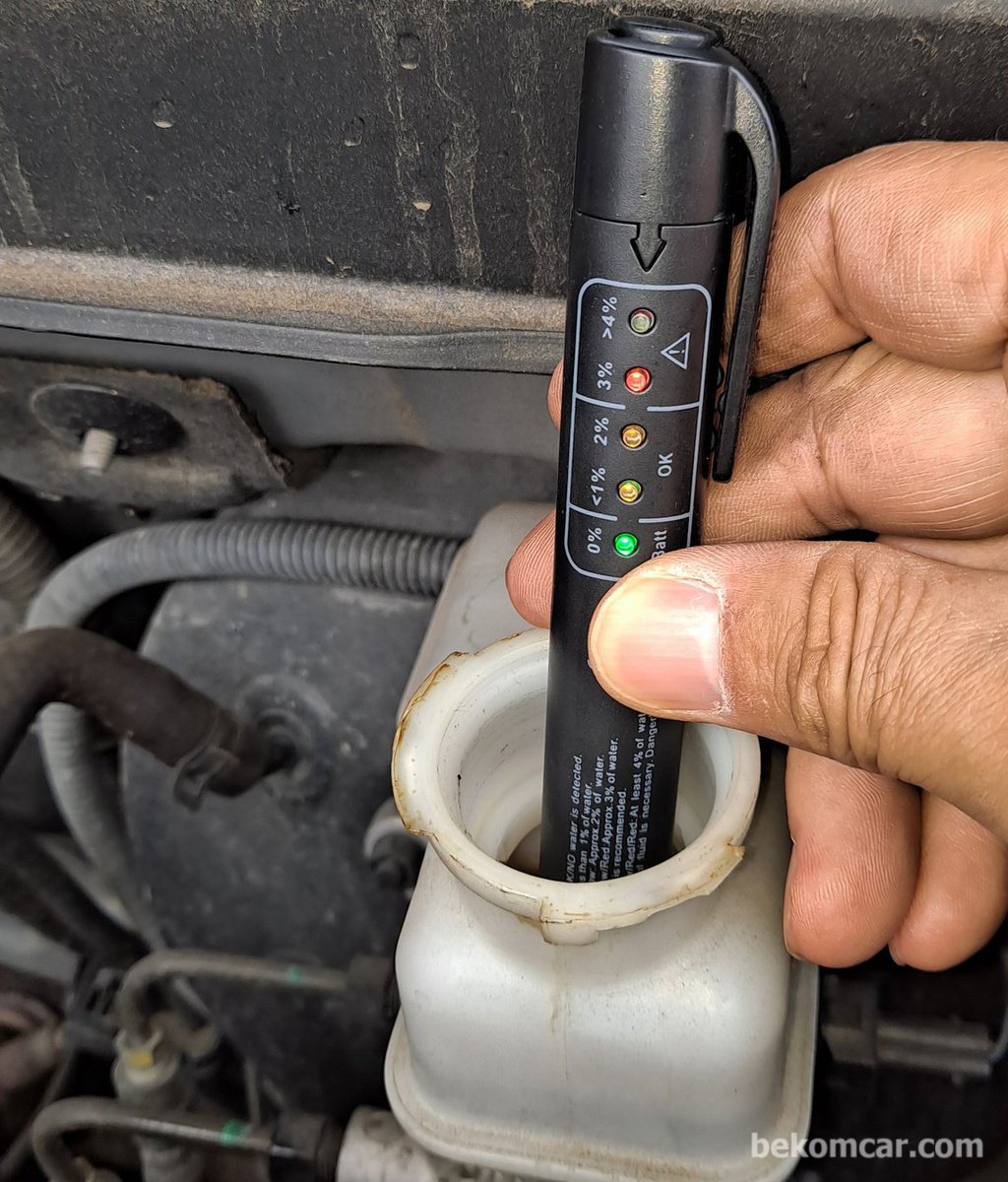 Used car inspection of brake fluid|bekomcar.com