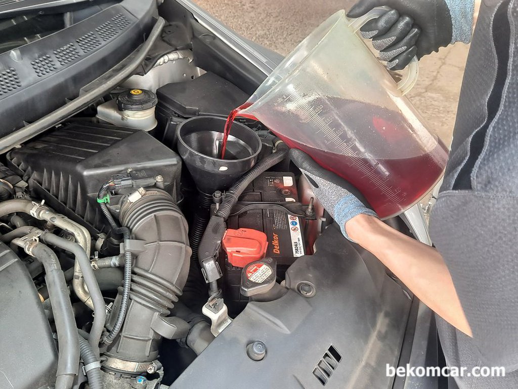 bekomcar academy field trip to change 8th generation Honda Civic 2.0 ATF and brake fluid|bekomcar.com