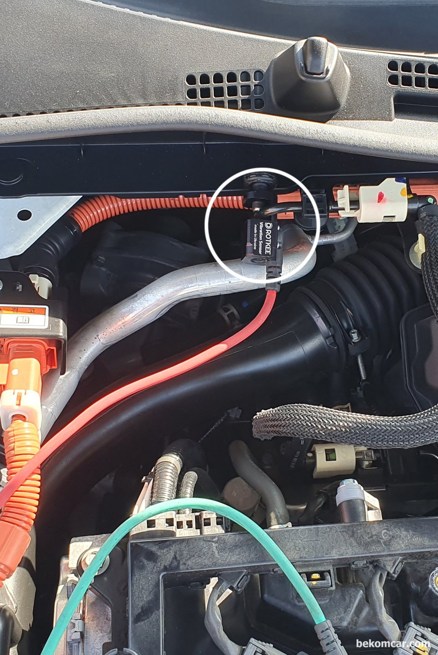 ROTKEE.com 의 진동센서를 설치한 구조이다. 고압펌프로 가기전의 연료파이프 인렛에 설치한다. 측정차량을 혼다 어코드 2017년 하이브리드 중고차 구매전 이다.|بيكومكار (bekomcar)