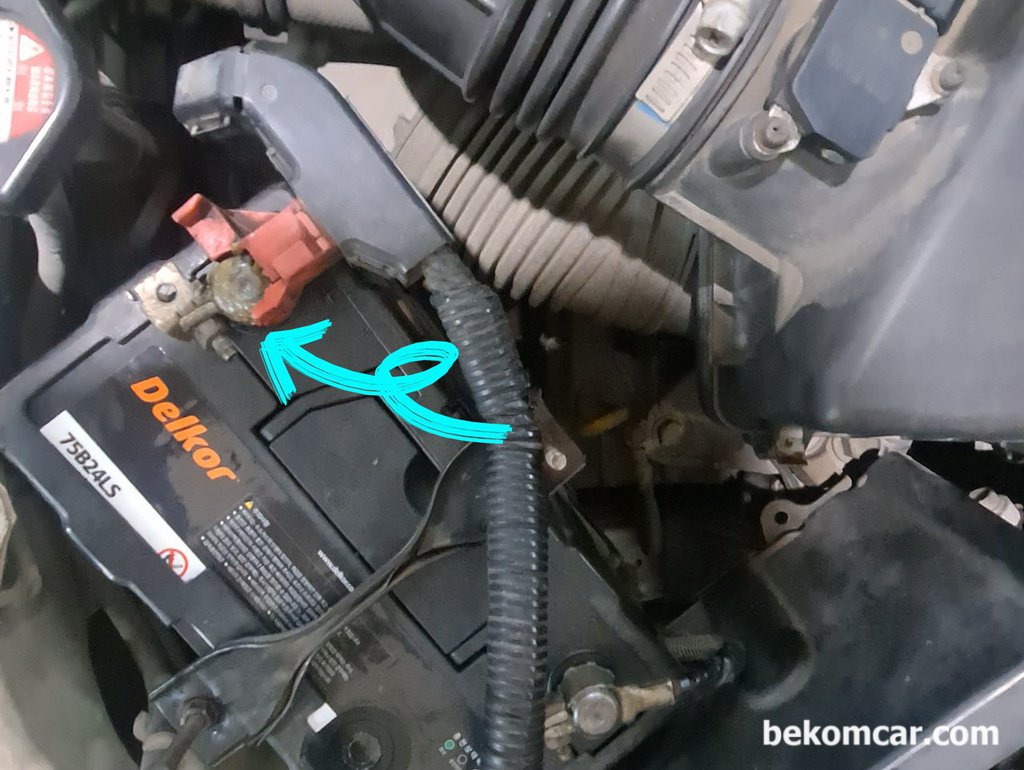 엔진룸 배터리상태등을 가끔씩 점검해보자|bekomcar.com