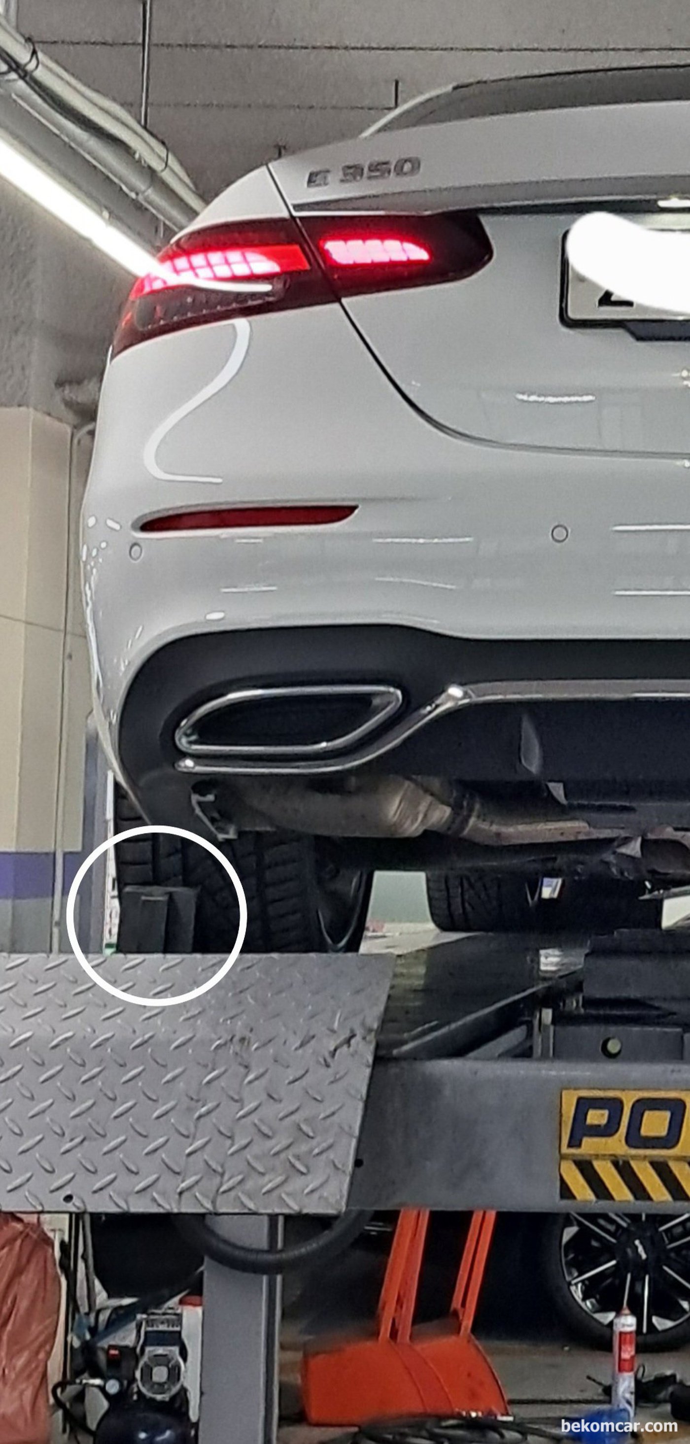 벤츠 W213 E350 2021 중고차 구매전 점검 기록마무리 한다. 리프트에 차량을 올릴때에는 항상 안전에 주의한다.|贝科姆汽车 (bekomcar)