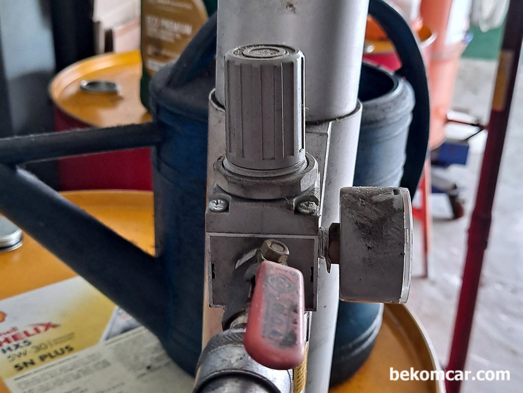 엔진오일을 드럼통에서 주입하는 설비이다|bekomcar.com