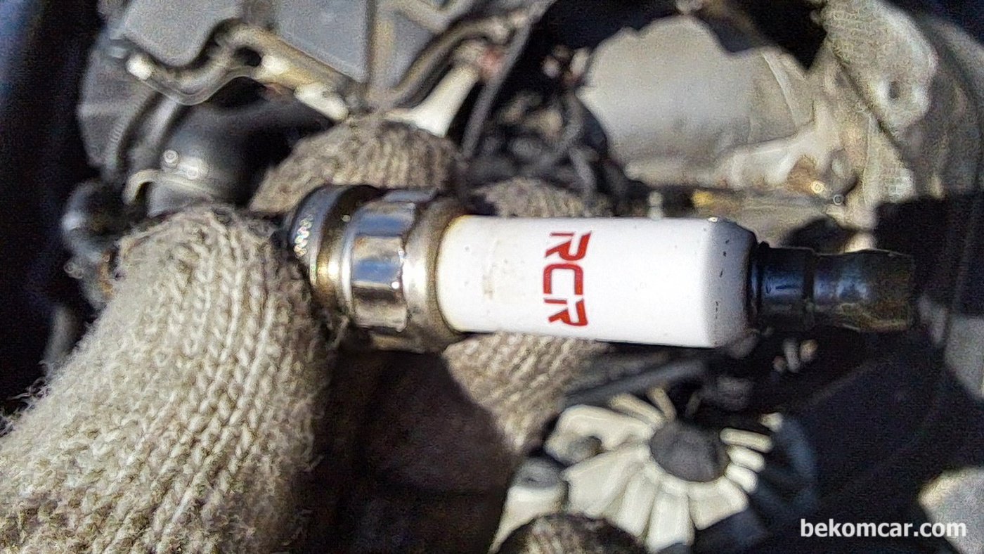 BMW 550i Xdrive 부조 진단기록, 점화플러그 와 점화코일 이 다양하게 사용되고 있다. BMW에 RCR 브랜드 점화플러그?|بيكومكار  (bekomcar)