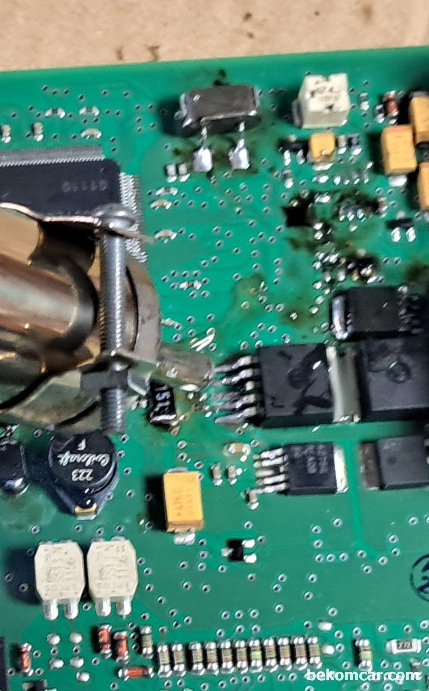 점화코일 인젝터등 제어 파워반도체 MOSFET, IGBT등 칩 제거는 쉽지 않을수 있다. 열풍기 5mm정도의 것으로 방향을 잘 잡아서 바닥에 있는 납땜부분을 먼저 녹여야 한다. 리웍 스테이션 온도는 400도 로 시작해본다.|贝科姆汽车 (bekomcar)