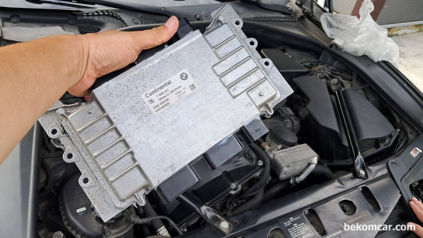 BMW F10 528i LIN BUS 송수신칩 교체후에 DME 엔진컴퓨터를 설치하고 작동상태를 확신한다.|بيكومكار  (bekomcar)