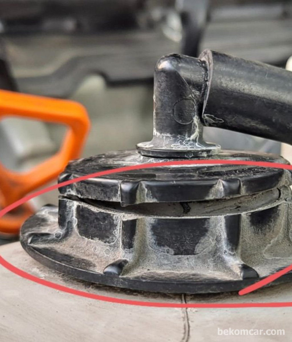 For Acura or Legend, inspect the coolant reservoir cap|bekomcar.com