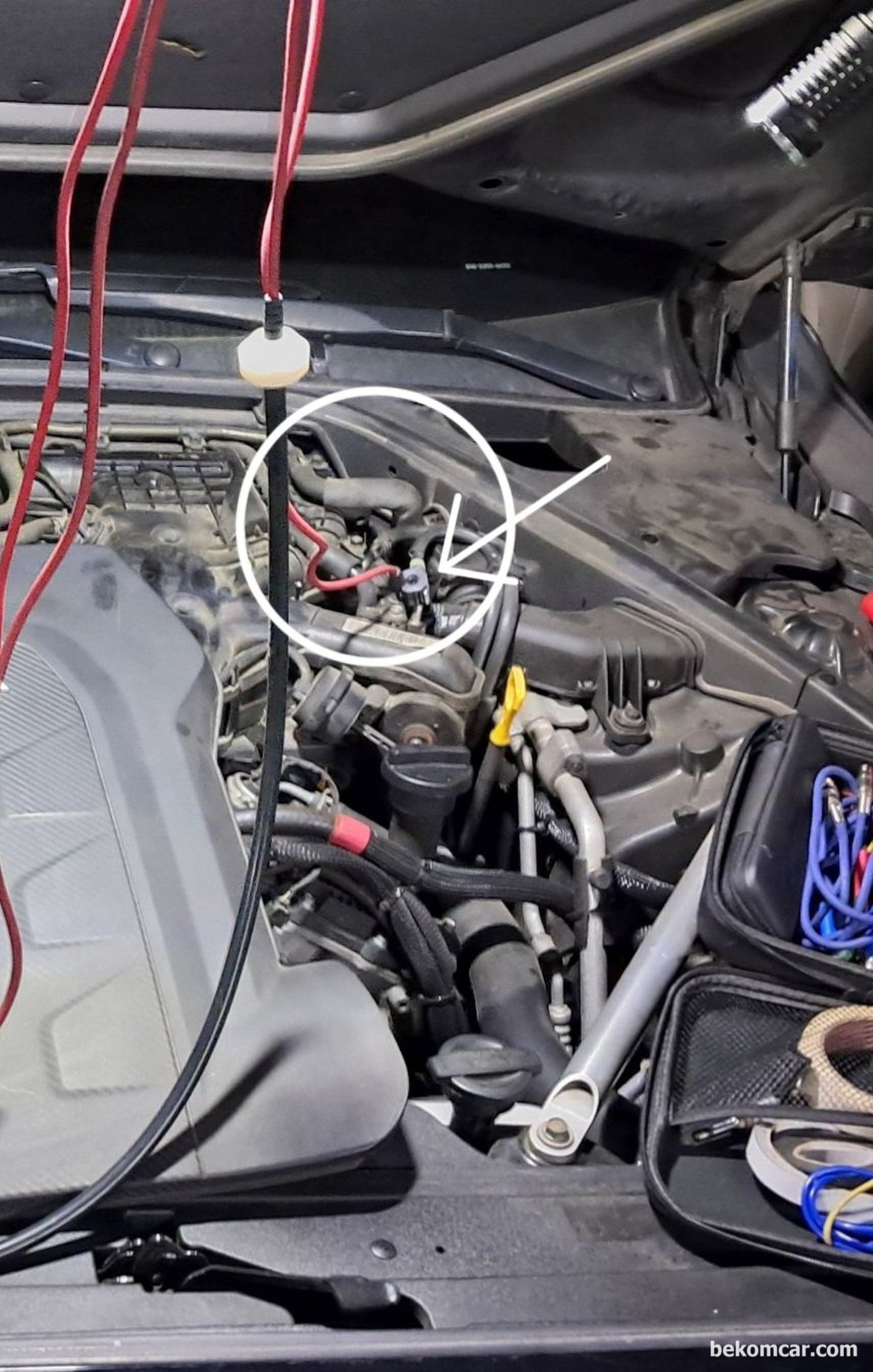 제네시스 EQ900 중고차 구입후, 인젝터 분사량 및 막힘정도 파형분석 과정. 진동센서가 설치된 위치 이다. 연료량 흐름의 미세한 진동을 감지하여 인젝터 분사량 차이가 있는지등을 진단하는 방법이다.|bekomcar.com