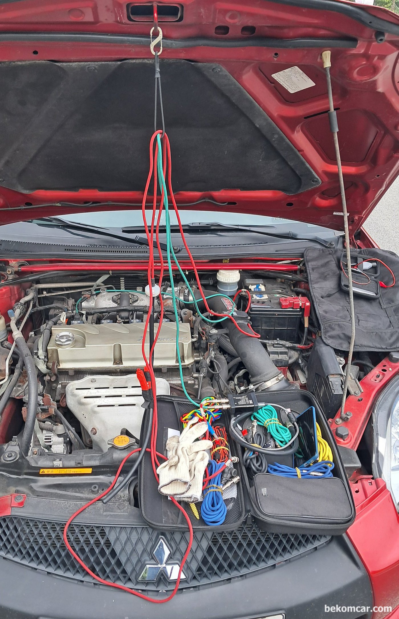 미쯔비시 이클립스 2.4L 4G69 엔진 크랭크케이스 블로우바이가스 파형측정 환경이다. ROTKEE PDS센서 혹 PS16을 딥스틱에 장작하여 피스톤 링 누설을 측정한다.|بيكومكار  (bekomcar)