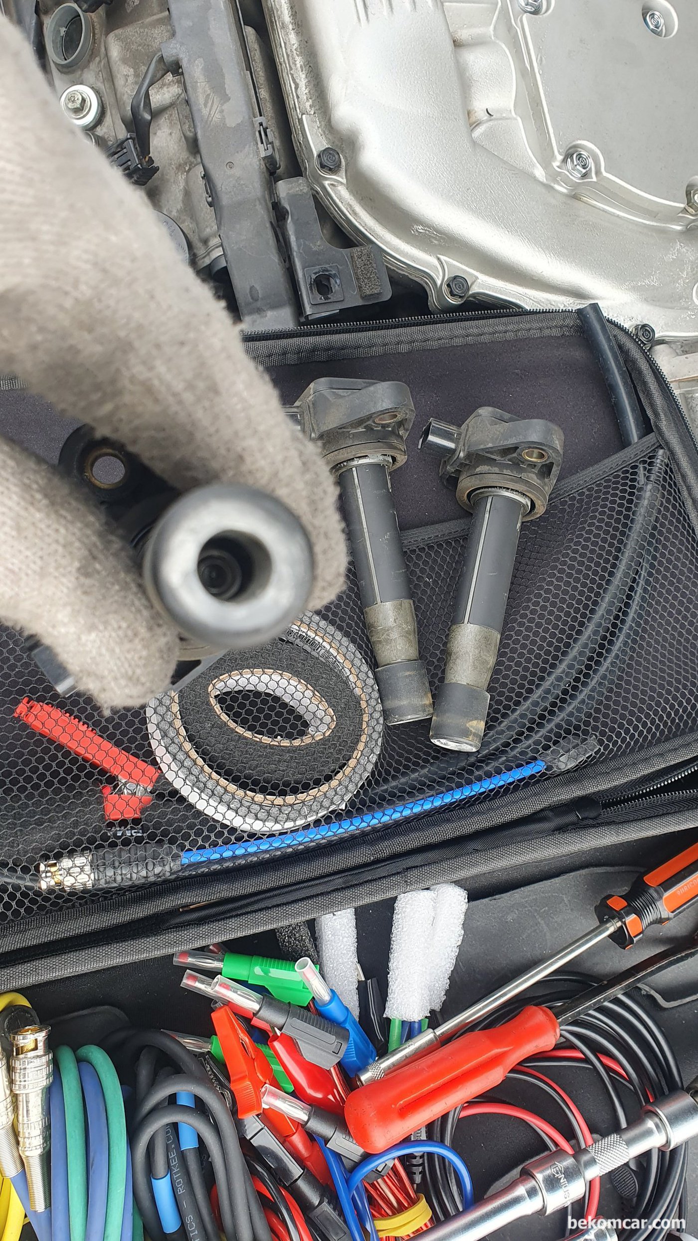 혼다 어코드 8세대 V6 3.5L 1번 ~ 6번 실린더 점화코일 육안 점검이다. 점화코일은 전기적 스코프 파형이나 육안점검 결과 다 좋게 판단된다. 중고차 구입후 무조건 다 교환하는것이 아니라 측정후 꼭 필요한것만 교환하는것이 더 좋다.|bekomcar.com